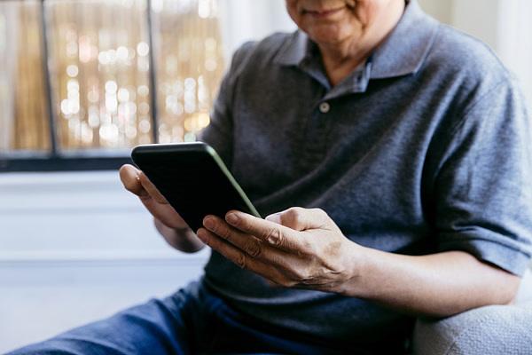  银发族沉迷网络现象日益突出；如何平衡数字生活与现实健康。 健康养生