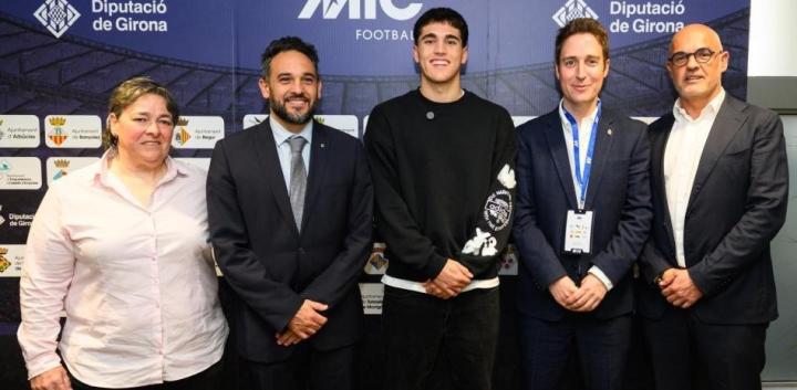  年轻后卫库巴西展望欧冠：巴萨拼到底，晋级纽卡之战值得期待；国王杯遗憾，新规适应。 体育新闻