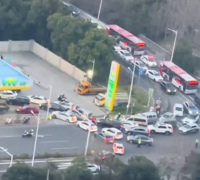 油价大幅波动之际，国家及时调控缓解民生压力；一场能源冲击下的经济考验。