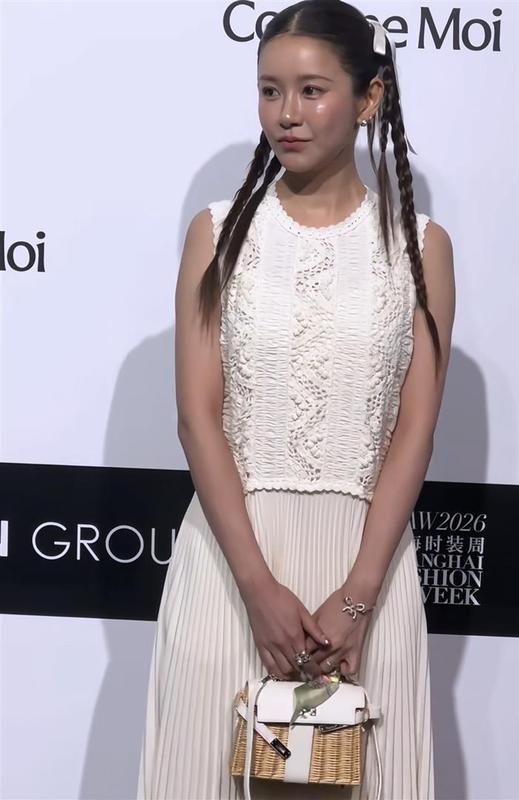  拒绝少女感：为何中年女星试图通过“装嫩”来拯救自我？ 娱乐新闻