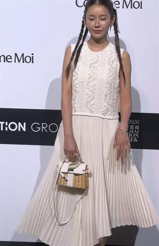  拒绝少女感：为何中年女星试图通过“装嫩”来拯救自我？ 娱乐新闻