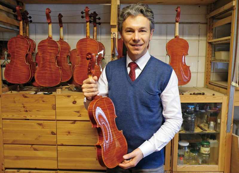  一把琴，藏着多少人一生的坚守——写在「春弦拾音」拍卖会开幕前 书画藏品